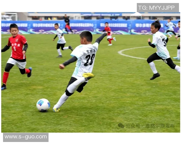 足球明星的精彩瞬间与生活点滴分享,带你领略绿茵场上的激情与梦想 足球明星的精彩瞬间与生活点滴分享,带你领略绿茵场上的激情与梦想