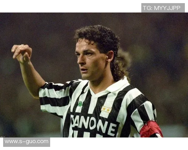 闭眼回忆足球明星的辉煌瞬间与激情岁月的交织之旅 闭眼回忆足球明星的辉煌瞬间与激情岁月的交织之旅