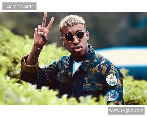 足球明星穿搭时尚解析牛仔裤搭配展现个性魅力