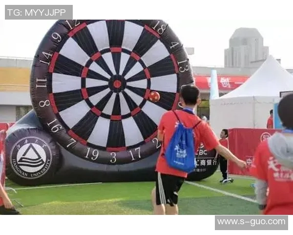 足球明星飞镖比赛精彩瞬间全景图集展示与分析