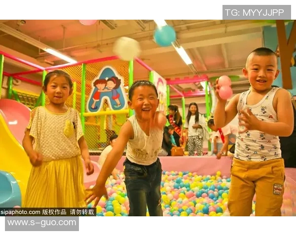 足球明星与萌娃温馨互动瞬间展现亲情与快乐的美好画面